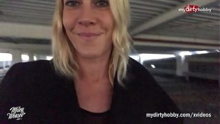 Melina May Sexvideo Outdoor neben dem Auto gefickt
